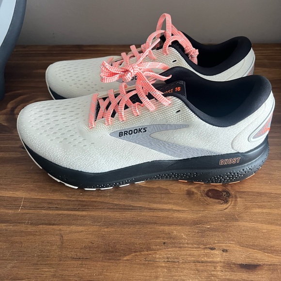 Brooks women’s shoes - Picture 2 of 9
